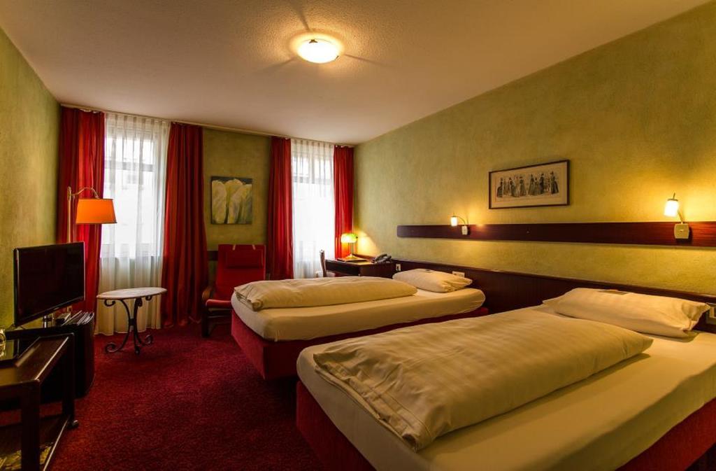 Stadt-Hotel Loerrach Gbr Bagian luar foto