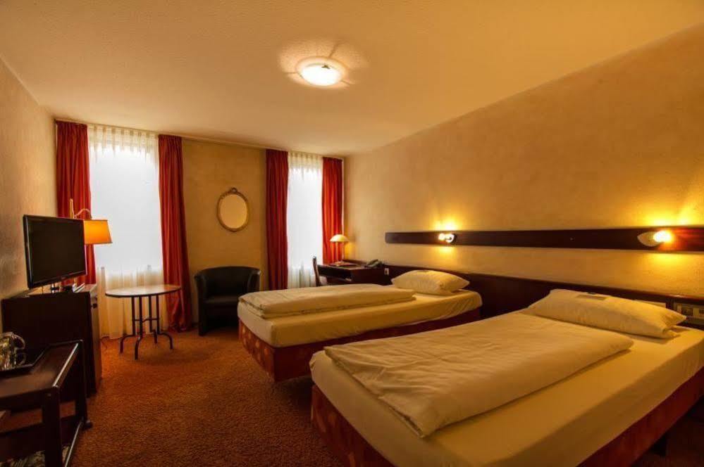 Stadt-Hotel Loerrach Gbr Bagian luar foto